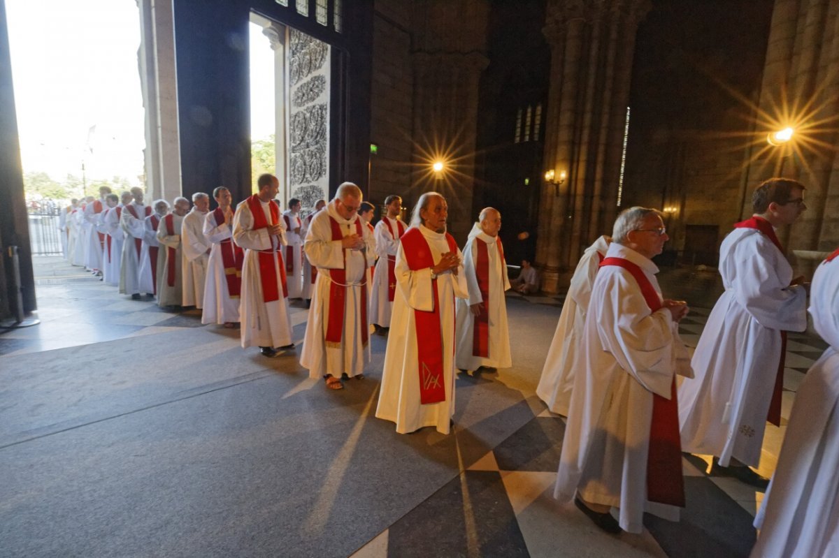 L'imposition des mains est le signe de la continuité du sacrement de (…). © Yannick Boschat / Diocèse de Paris.