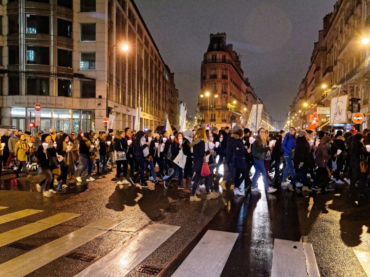 Procession Mariale, halte à Notre-Dame des Victoires. © Yannick Boschat / Diocèse de Paris.