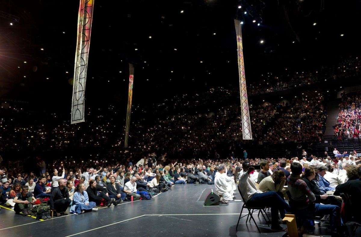 Prière du soir à l'Accor Arena à Bercy. © Trung Hieu Do / Diocèse de Paris.
