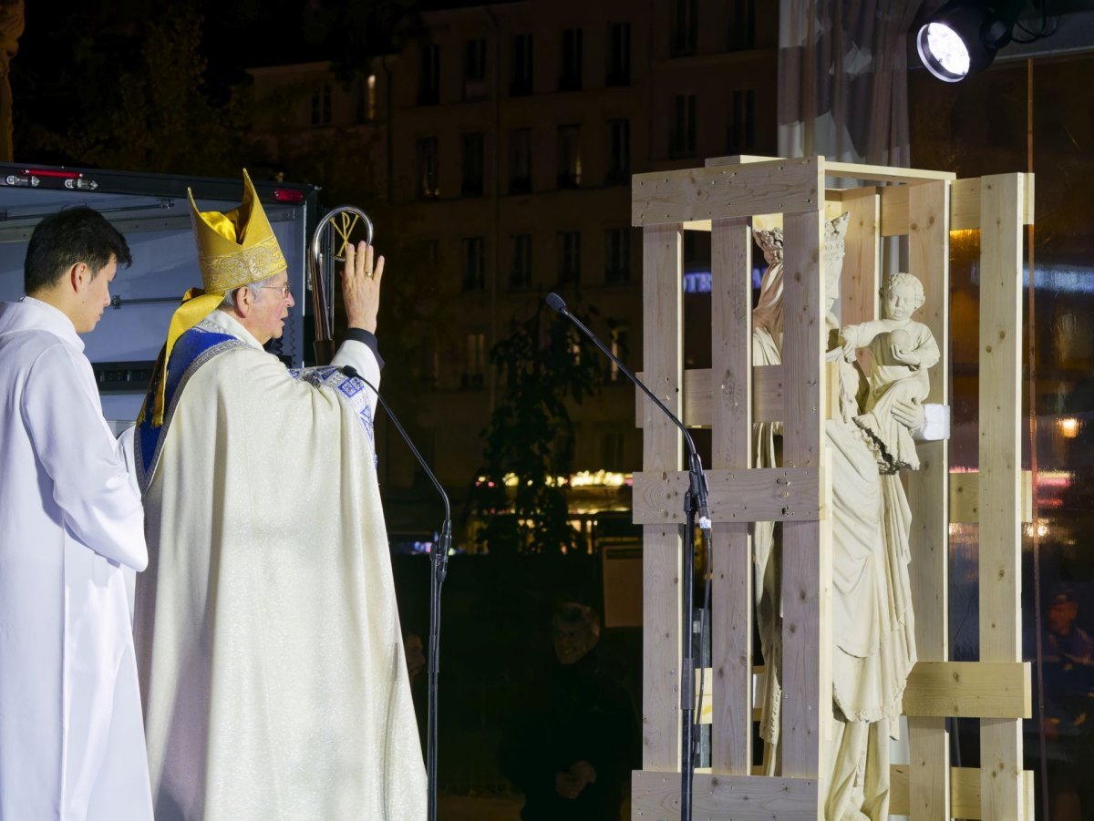 Notre Dame retrouve sa Cathédrale : procession vers le parvis de la cathédrale. © Yannick Boschat / Diocèse de Paris.