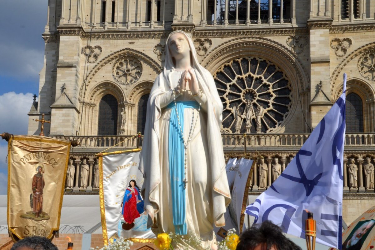 Fête de l'Assomption de la Vierge Marie : procession dans Paris. © Michel Pourny / Diocèse de Paris.