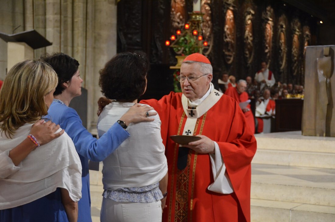 Onction par le Saint chrême. © Marie-Christine Bertin / Diocèse de Paris.