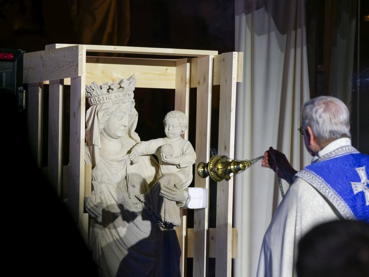 Notre Dame retrouve sa Cathédrale : procession vers le parvis de la cathédrale. © Yannick Boschat / Diocèse de Paris.