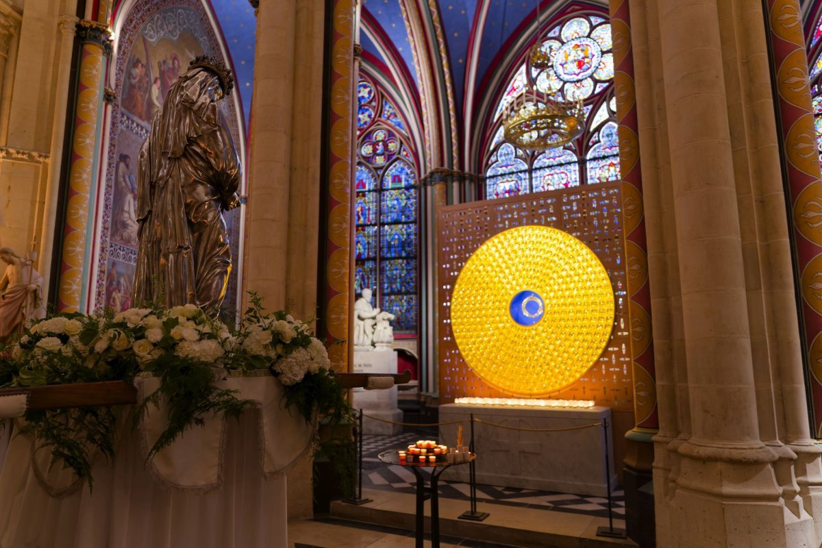 Procession dans la Cathédrale pour l'Assomption 2026. © Yannick Boschat / Diocèse de Paris.