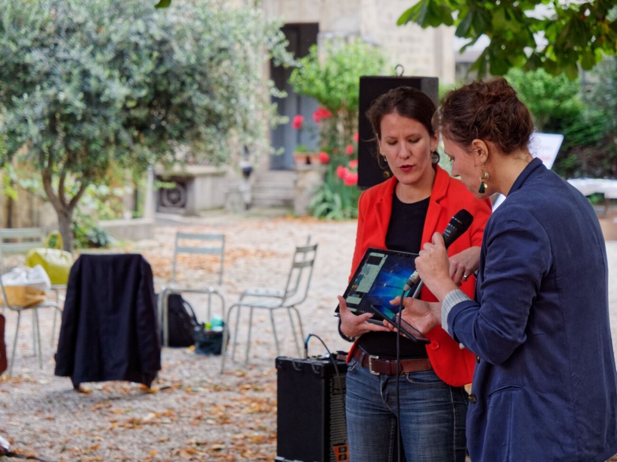 Isabelle et Laurence, journaliste de Paris Notre-Dame. © Yannick Boschat / Diocèse de Paris.