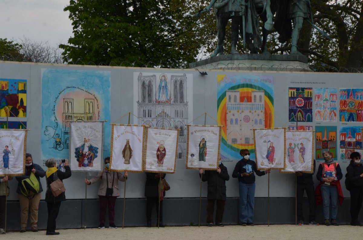 Marche vers Notre-Dame de Paris. © Michel Pourny.