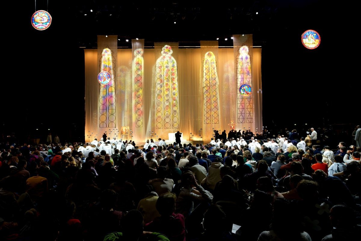 Prière du soir à l'Accor Arena à Bercy. © Trung Hieu Do / Diocèse de Paris.