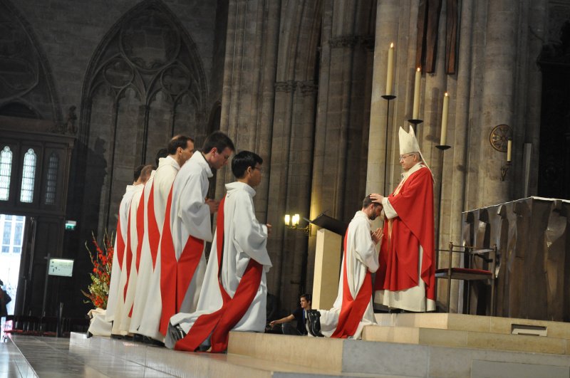 Juin 2010 : 30 prêtres chantent à Saint-Germain des Prés.. 