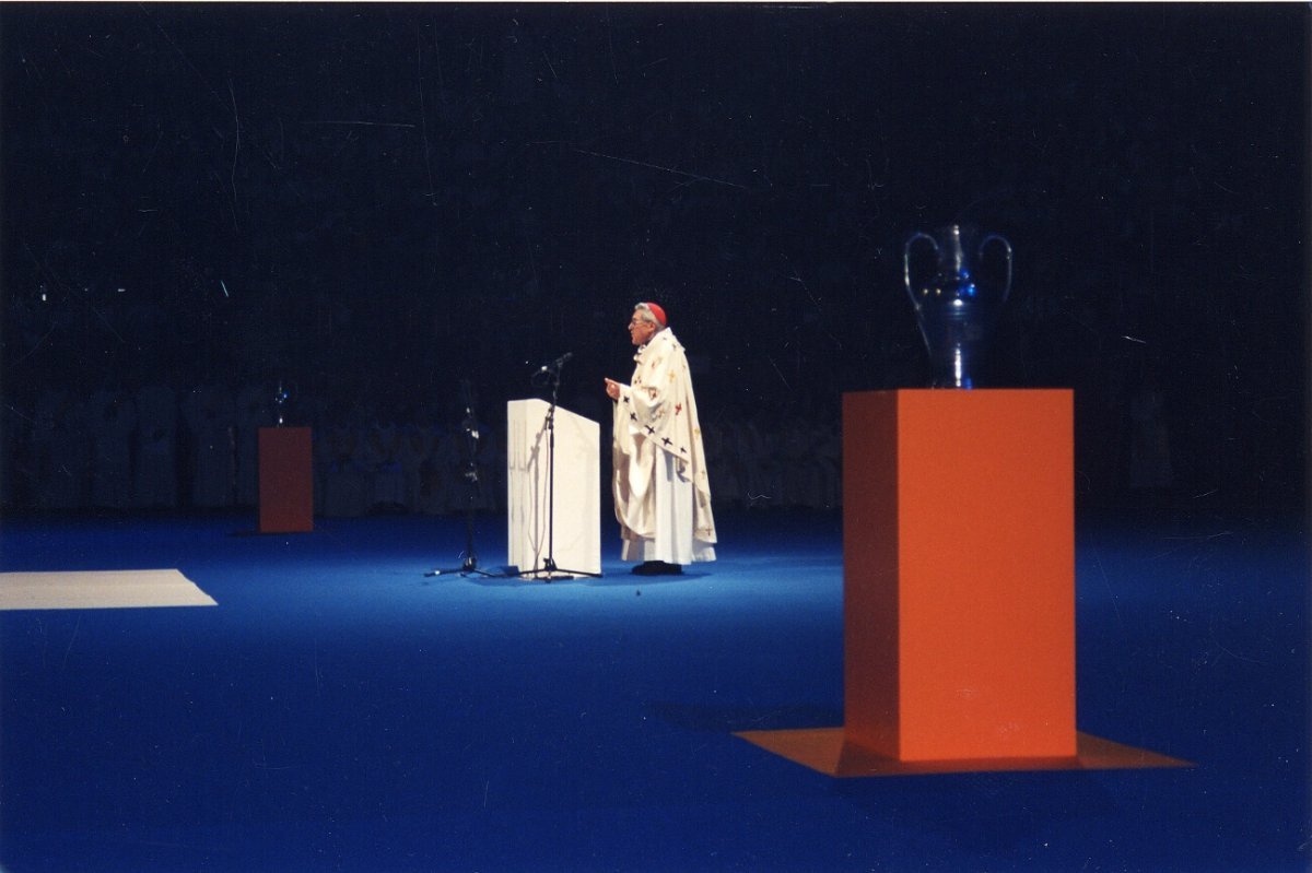 Rassemblement à Bercy pour la messe chrismale. 19 avril 2000. 