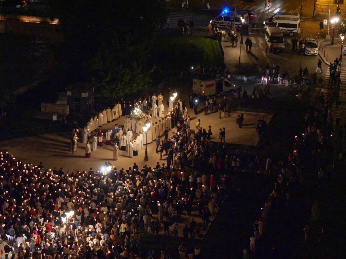 Procession sur l'île de la Cité. © Yannick Boschat / Diocèse de Paris.