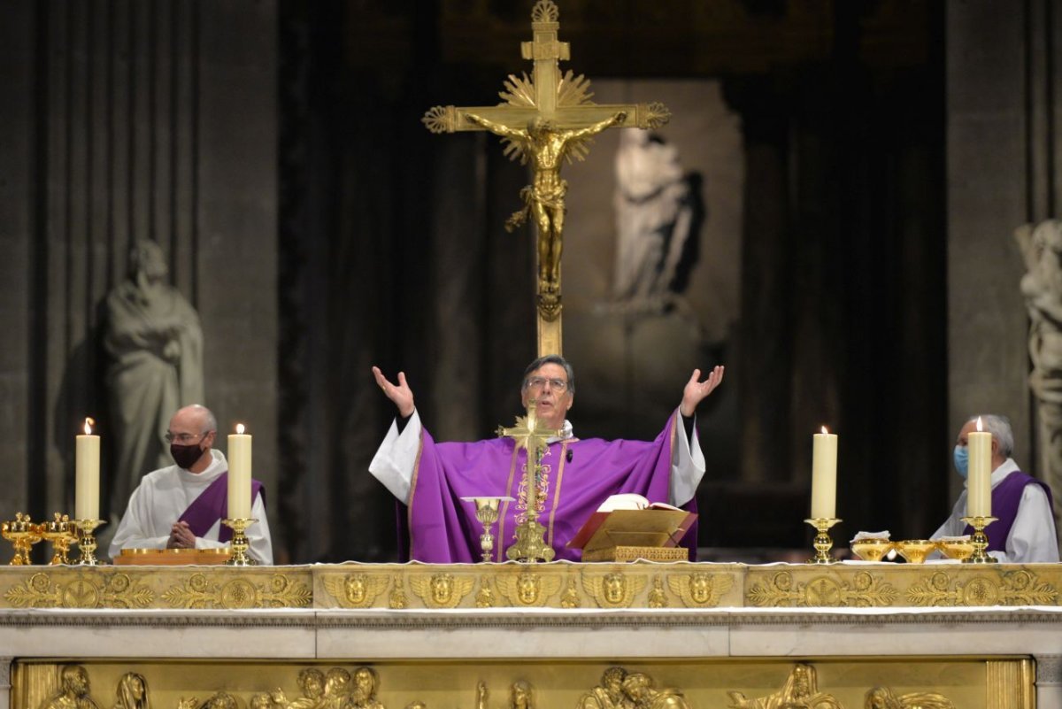 Messe autour de Mgr Michel Aupetit. © Marie-Christine Bertin / Diocèse de Paris.