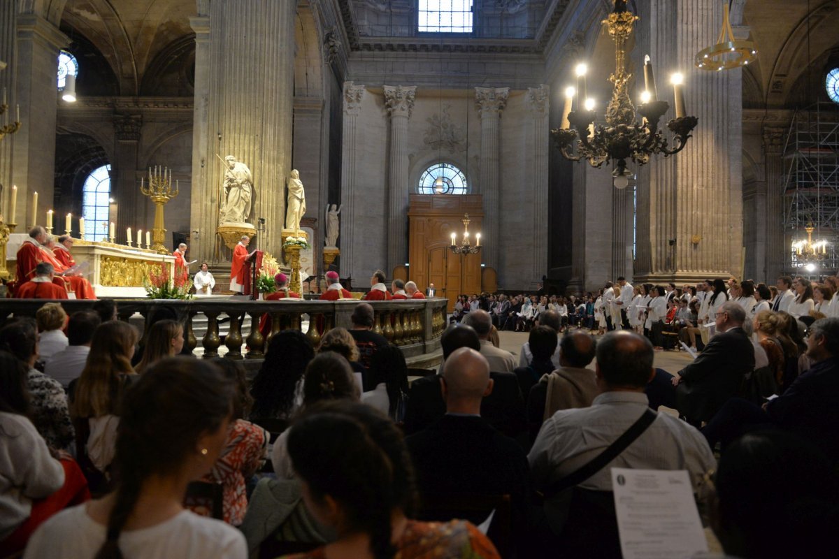 Confirmation des adultes au cours de la Vigile de Pentecôte 2023, (…). © Marie-Christine Bertin / Diocèse de Paris.