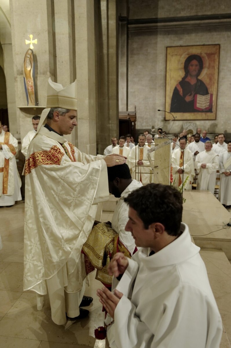 Ordinations diaconales en vue du sacerdoce 2019. Par Mgr Denis Jachiet, évêque auxiliaire de Paris, le 28 septembre 2019 à Saint-Lambert de Vaugirard. © Trung Hieu Do / Diocèse de Paris.