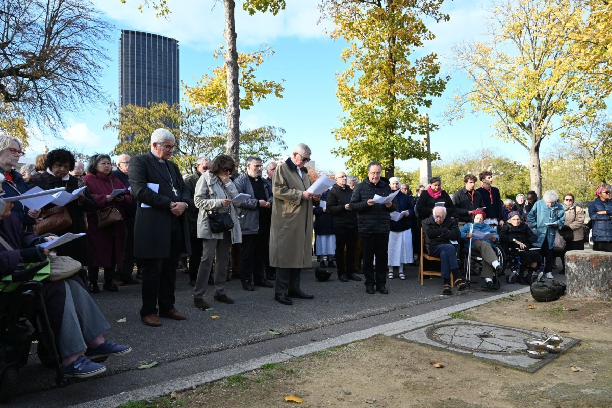 Prière pour les prêtres défunts au cimetière Montparnasse 2025. © Marie-Christine Bertin / Diocèse de Paris.