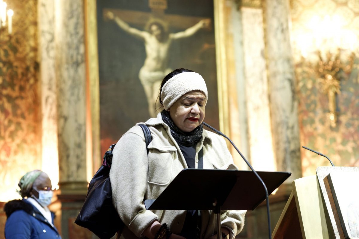 Vénération des reliques de sainte Joséphine Bakhita à Saint-Louis d'Antin. © Trung Hieu Do / Diocèse de Paris.