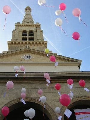 Lâcher de ballons à St-Jean-Baptiste de Grenelle. 