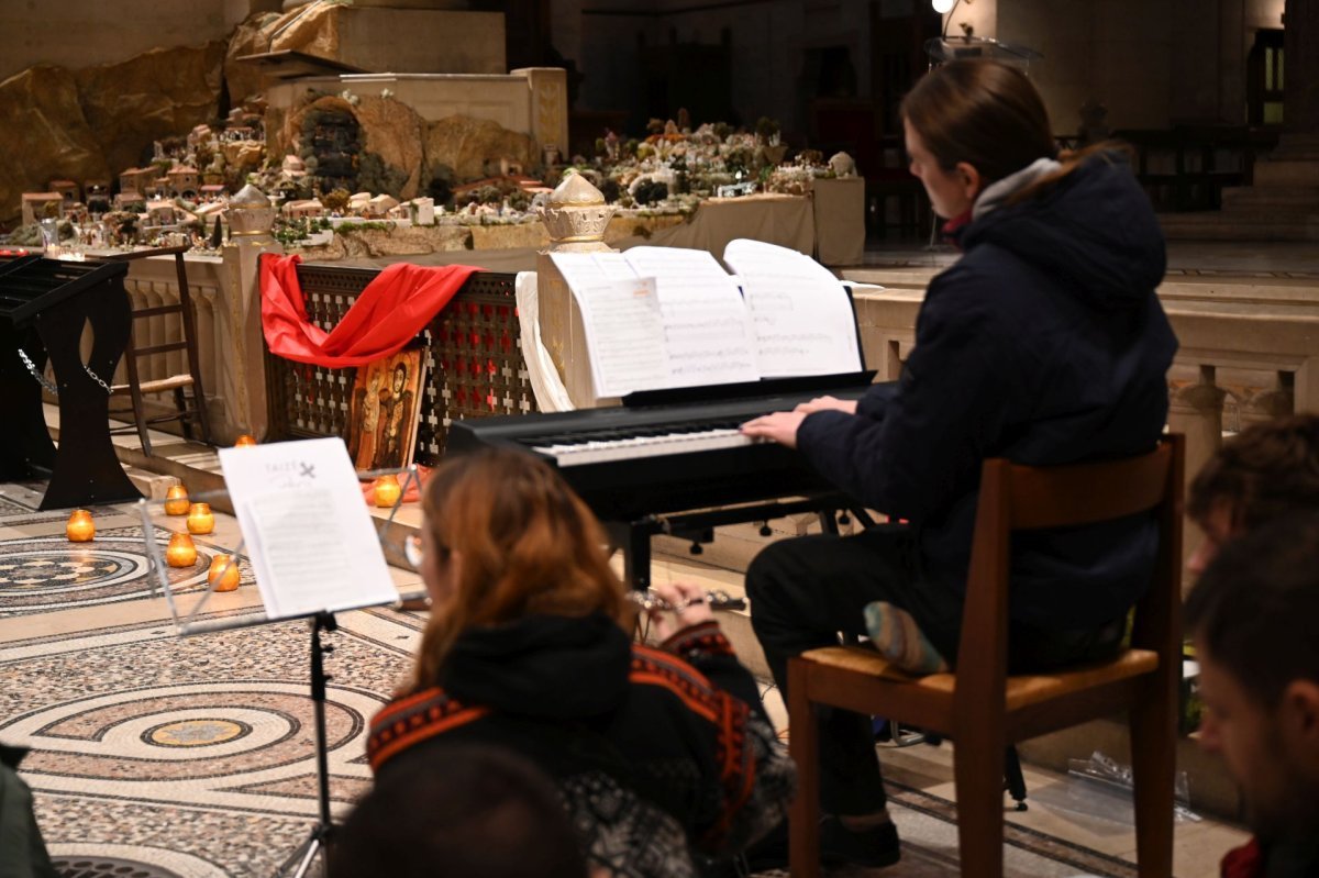 Prière du matin à Saint-Pierre de Montrouge. © Marie-Christine Bertin / Diocèse de Paris.