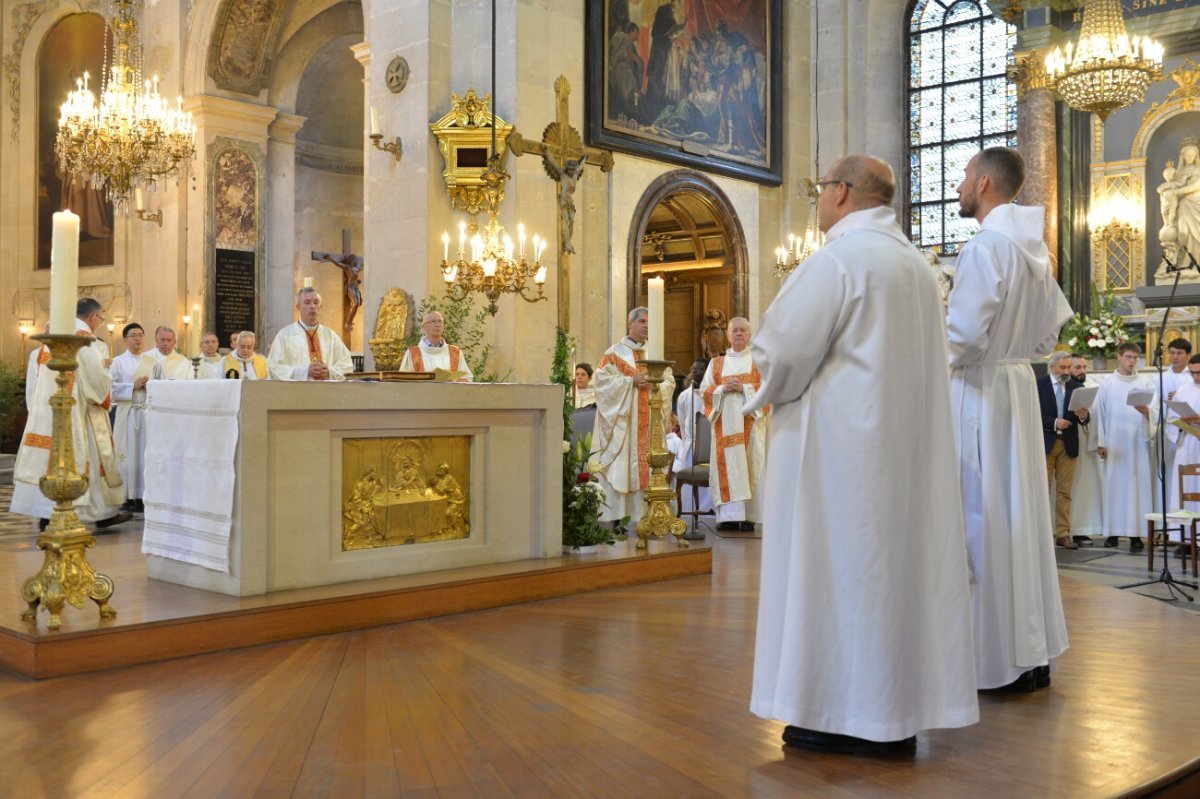 Ordinations diaconales en vue du sacerdoce 2019. Par Mgr Denis Jachiet, évêque auxiliaire de Paris, le 22 septembre 2019 à Saint-Paul-Saint-Louis. © Marie-Christine Bertin / Diocèse de Paris.