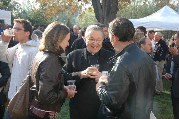 Temps convivial au chevet de Notre-Dame. © D. R..