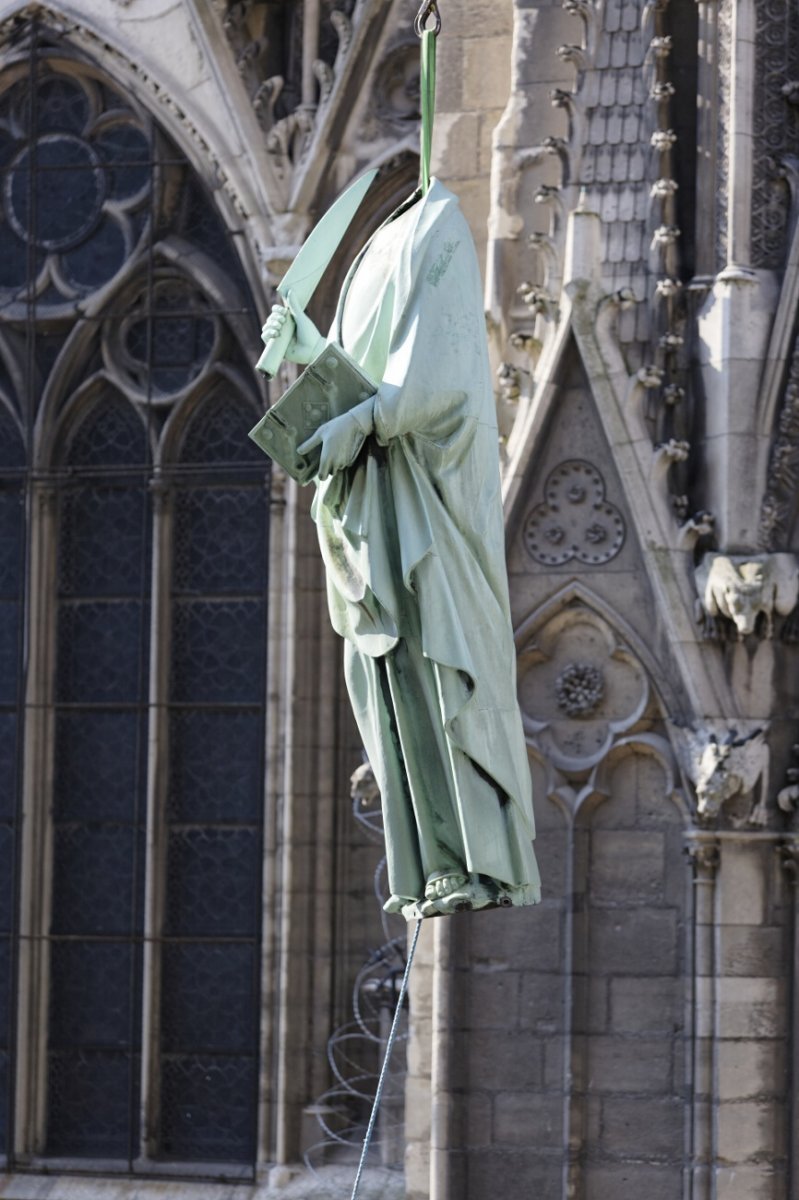 Dépose des 16 statues de la flèche de Notre-Dame de Paris. © Yannick Boschat / Diocèse de Paris.