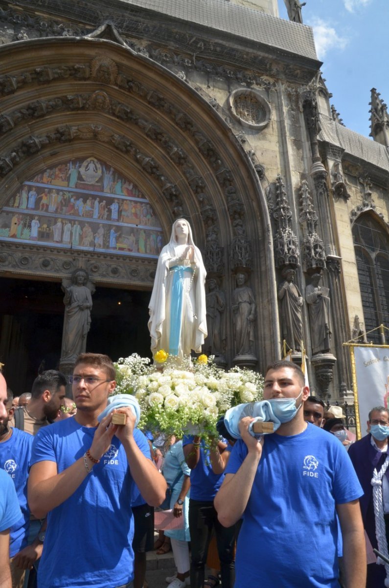 Fête de l'Assomption de la Vierge Marie : procession dans Paris. © Michel Pourny / Diocèse de Paris.