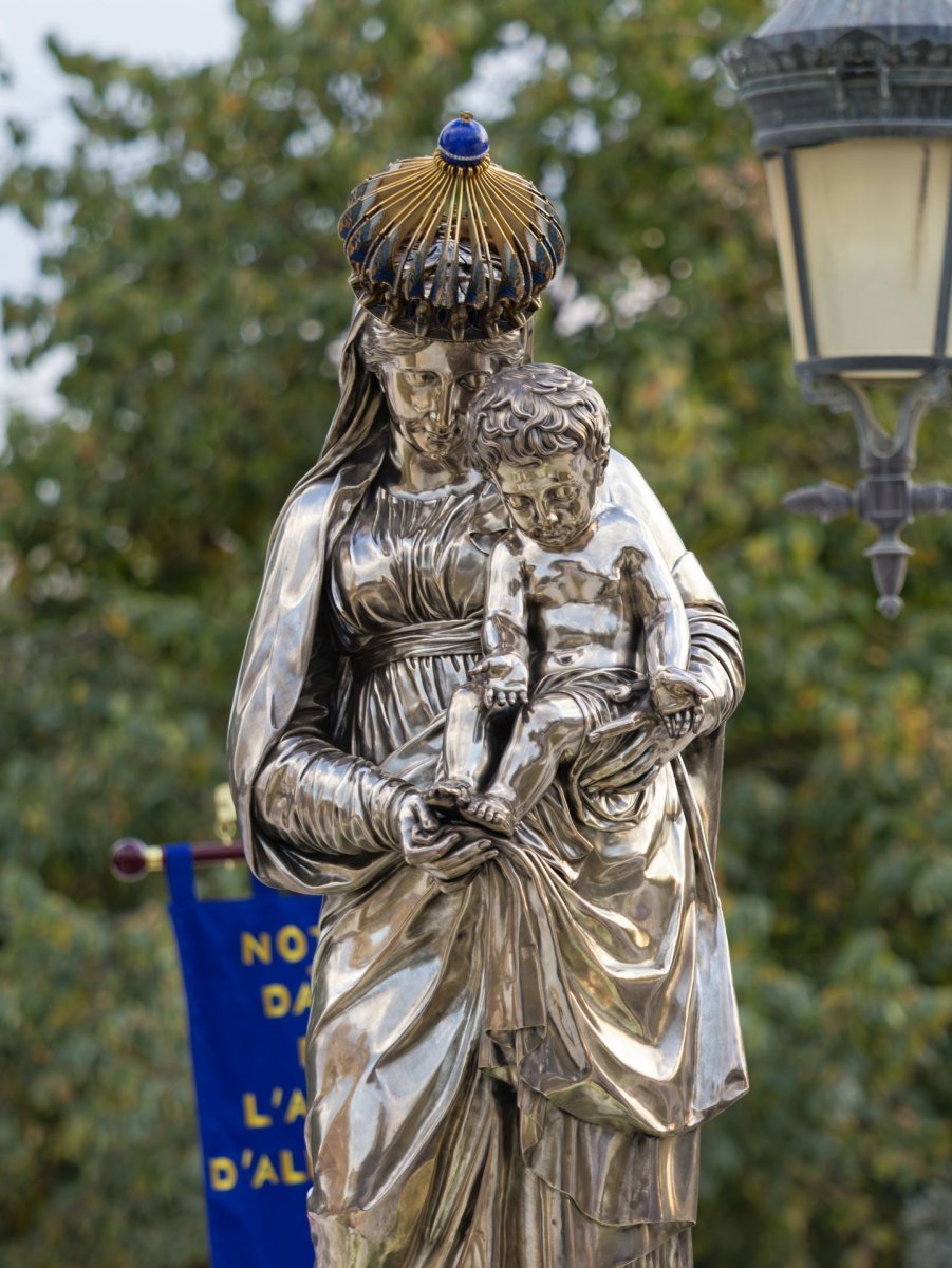 Veille de l'Assomption 2026 : proclamation de l'Évangile et (…). © Yannick Boschat / Diocèse de Paris.
