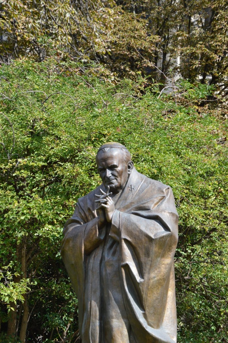 Statue de saint Jean-Paul II. © Mathilde de Brunier.