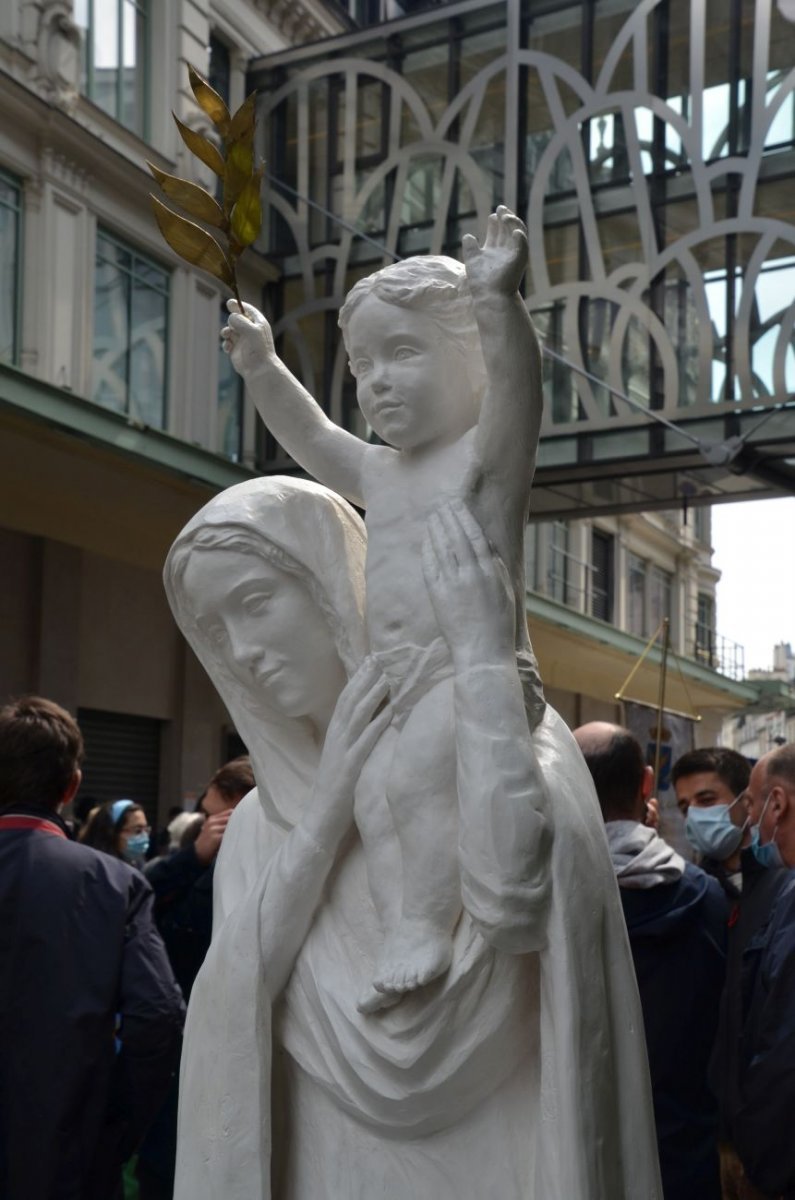 Marche vers Notre-Dame de Paris. © Michel Pourny.