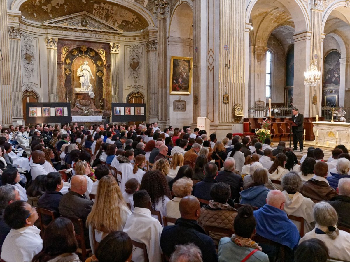 Rassemblement des néophytes à Saint-Louis en l'Île. © Yannick Boschat / Diocèse de Paris.