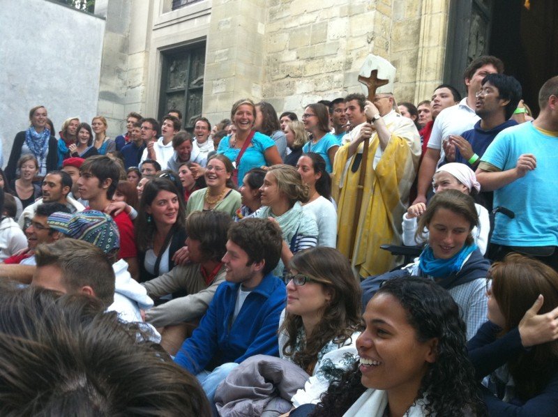 Août 2010 : Anuncio, tous invités à évangéliser. Les missionnaires de l'été ont été accueillis à Saint-Georges de la Villette (19e). 