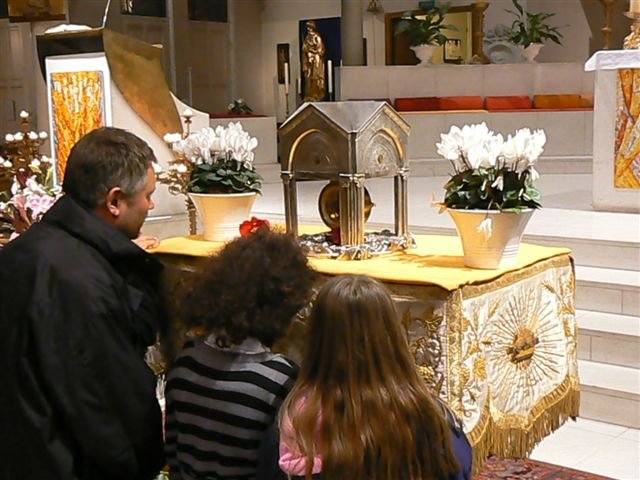 Mars 2009 : Les reliques du Curé d'Ars à Paris. À l'occasion de l'année du Prêtre les reliques sont adorées dans cinq paroisses de Paris. « Le sacerdoce, c'est l'amour du Cœur de Jésus » St Jean-Marie Vianney 