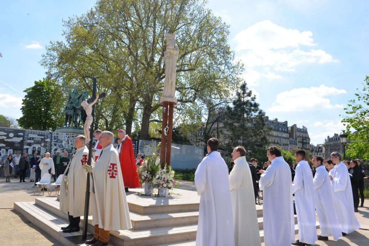 Méditation au pied de la croix avec Charles de Foucauld. © Marie-Christine Bertin / Diocèse de Paris.