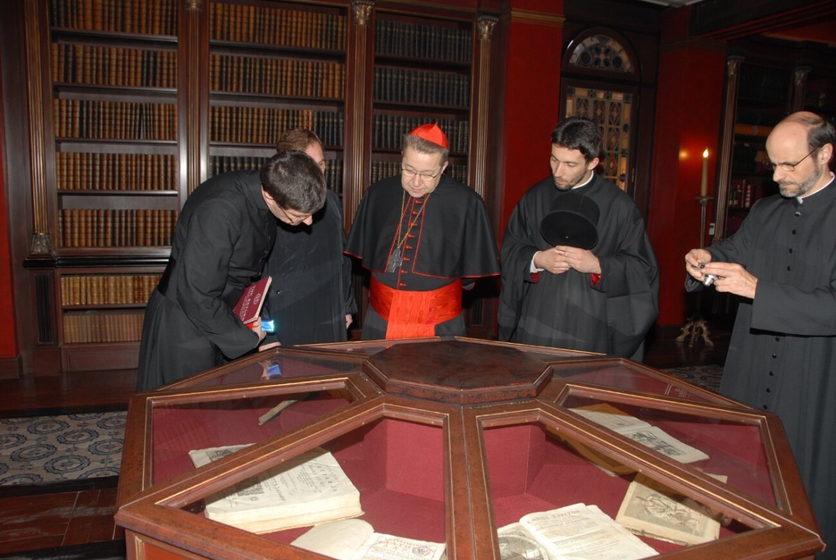 Le cardinal André Vingt-Trois visitant la bibliothéque du Phanar. 