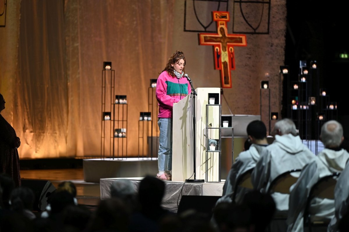 Prière du soir à l'Accor Arena à Bercy. © Marie-Christine Bertin / Diocèse de Paris.