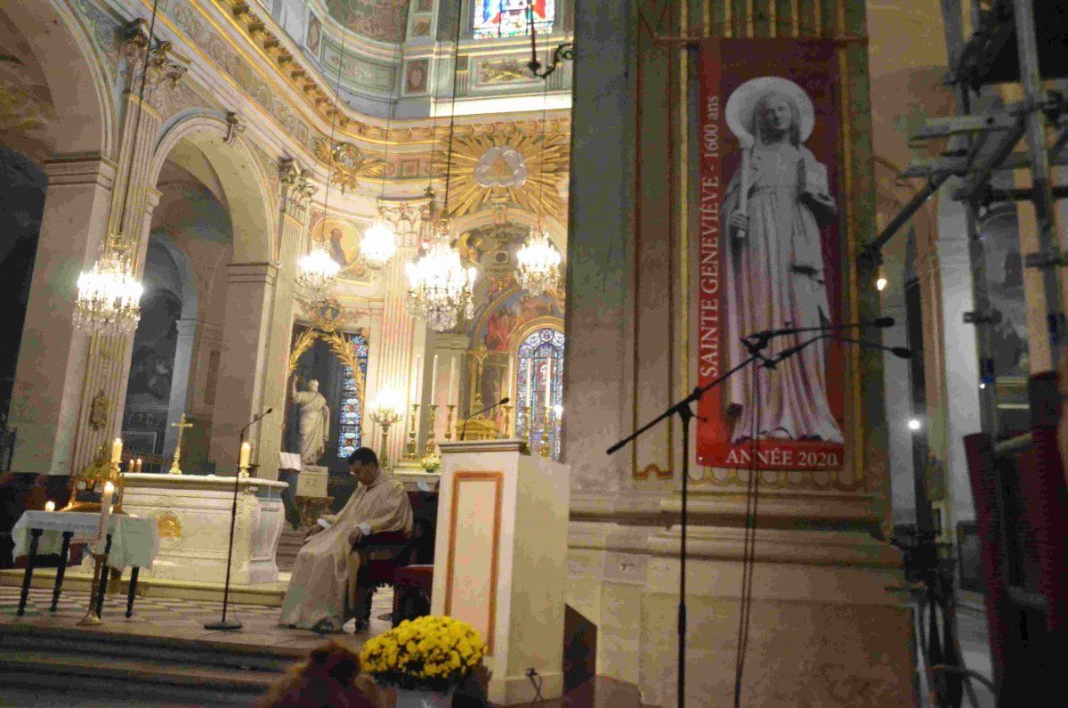 Accueil des reliques de sainte Geneviève à Saint-Louis en l'Île. © Michel Pourny / Diocèse de Paris.