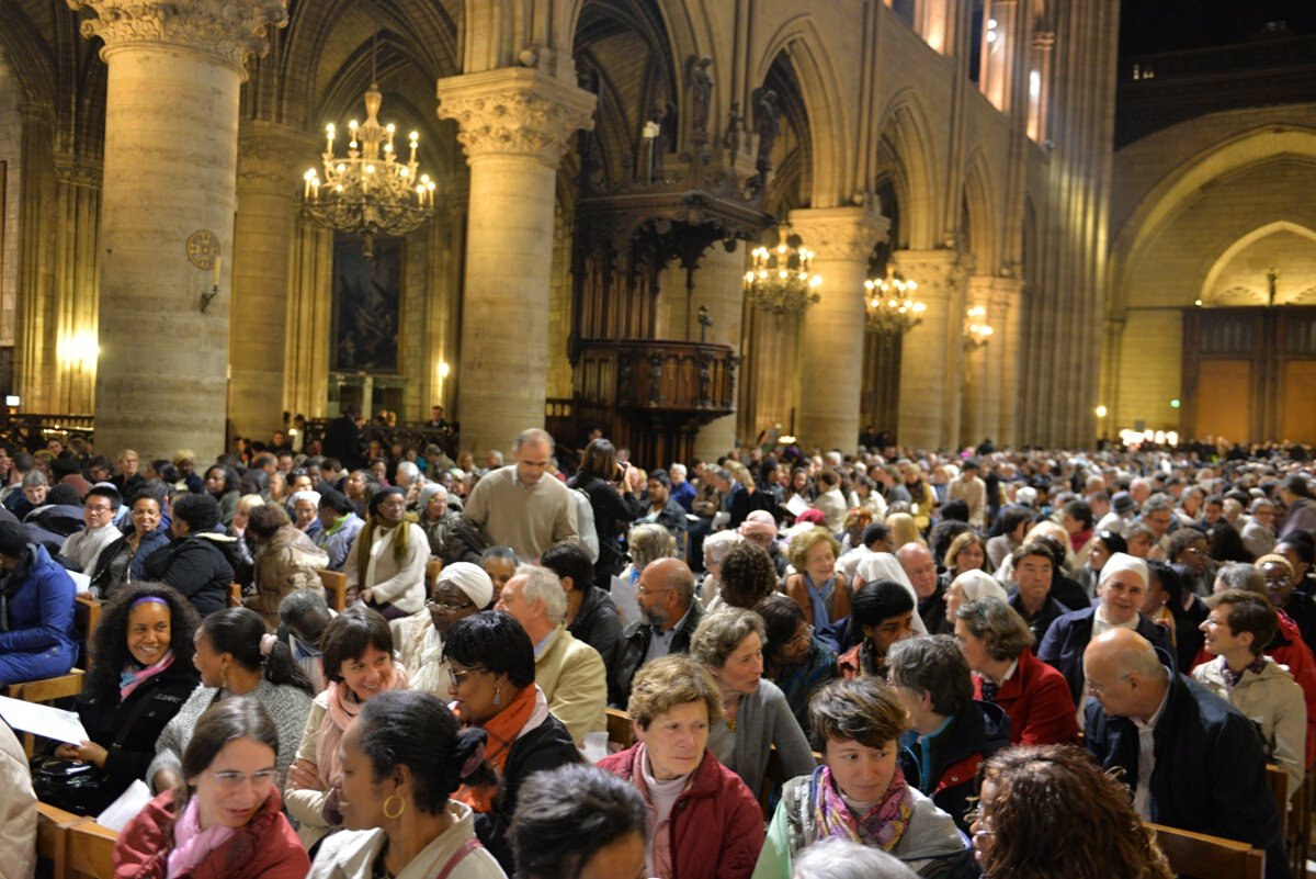 Chacun a été invité a échanger quelques mots avec ses voisins. © Marie-Christine Bertin / Diocèse de Paris.