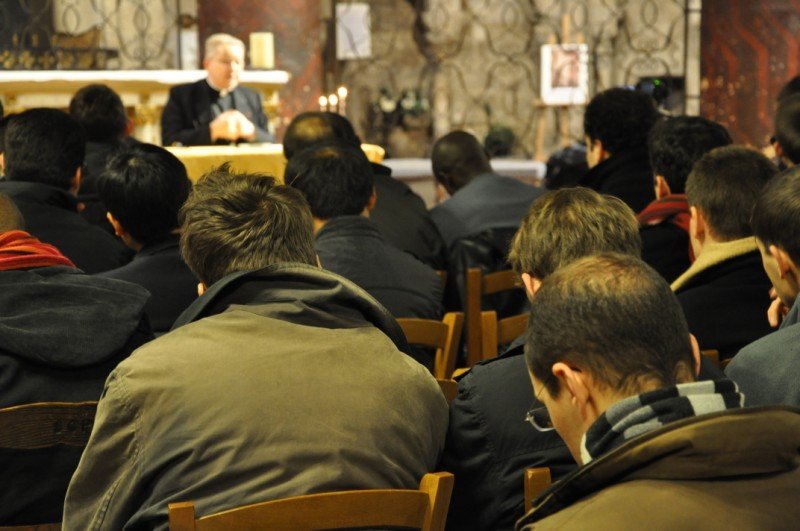 Mars 2010 : Conférence de Mgr Vingt-Trois : « Etre prêtre aujourd'hui à (…). 60 étudiants et jeunes professionnels ont rencontré les 90 séminaristes de Paris et jeunes de la Maison St-Augustin à Saint-Germain des Prés. 