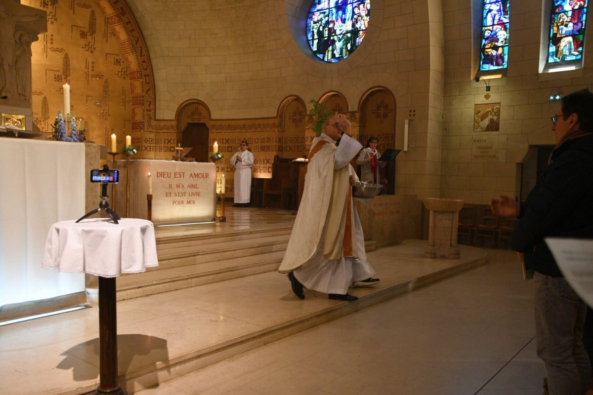 Messe d'accueil des reliques des Bienheureux martyrs en 1871. © Michel Pourny / Diocèse de Paris.