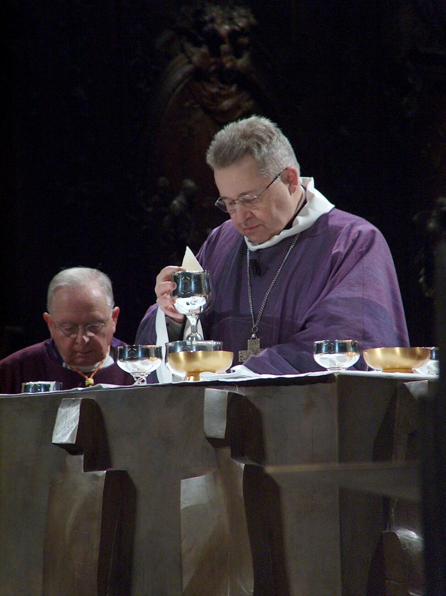 Consécration. 19h55. À droite de Mgr Vingt-Trois, le cardinal Panafieu, archevêque de Marseille. © D. R..