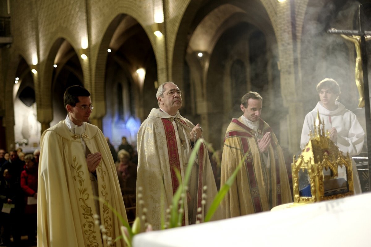 Accueil des reliques de sainte Geneviève à Saint-Léon (15e). © Trung Hieu Do / Diocèse de Paris.