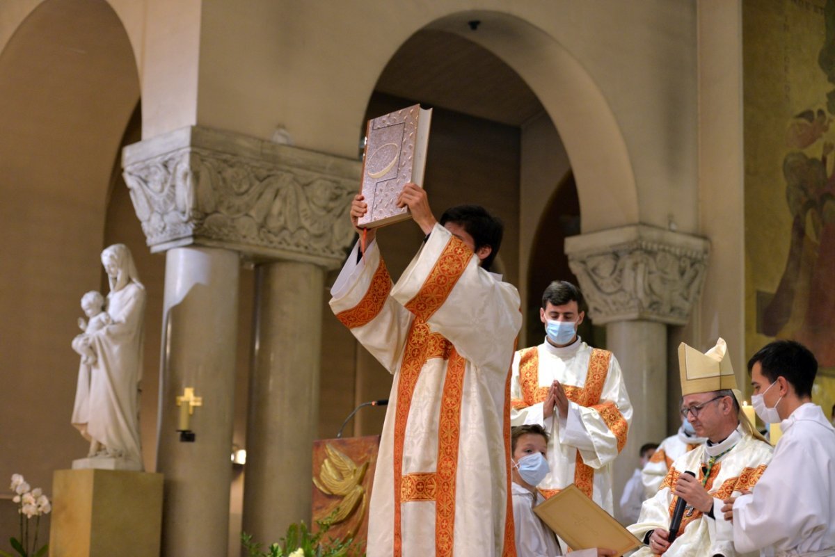 Ordinations diaconales en vue du sacerdoce : Louis de Frémont et Konstantin (…). © Marie-Christine Bertin / Diocèse de Paris.
