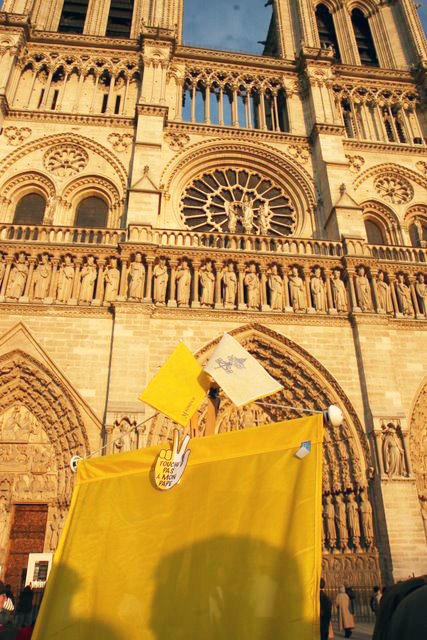 Sur le parvis, de nombreux témoignages de soutien à Benoît XVI. © Armelle de Brichambaut.