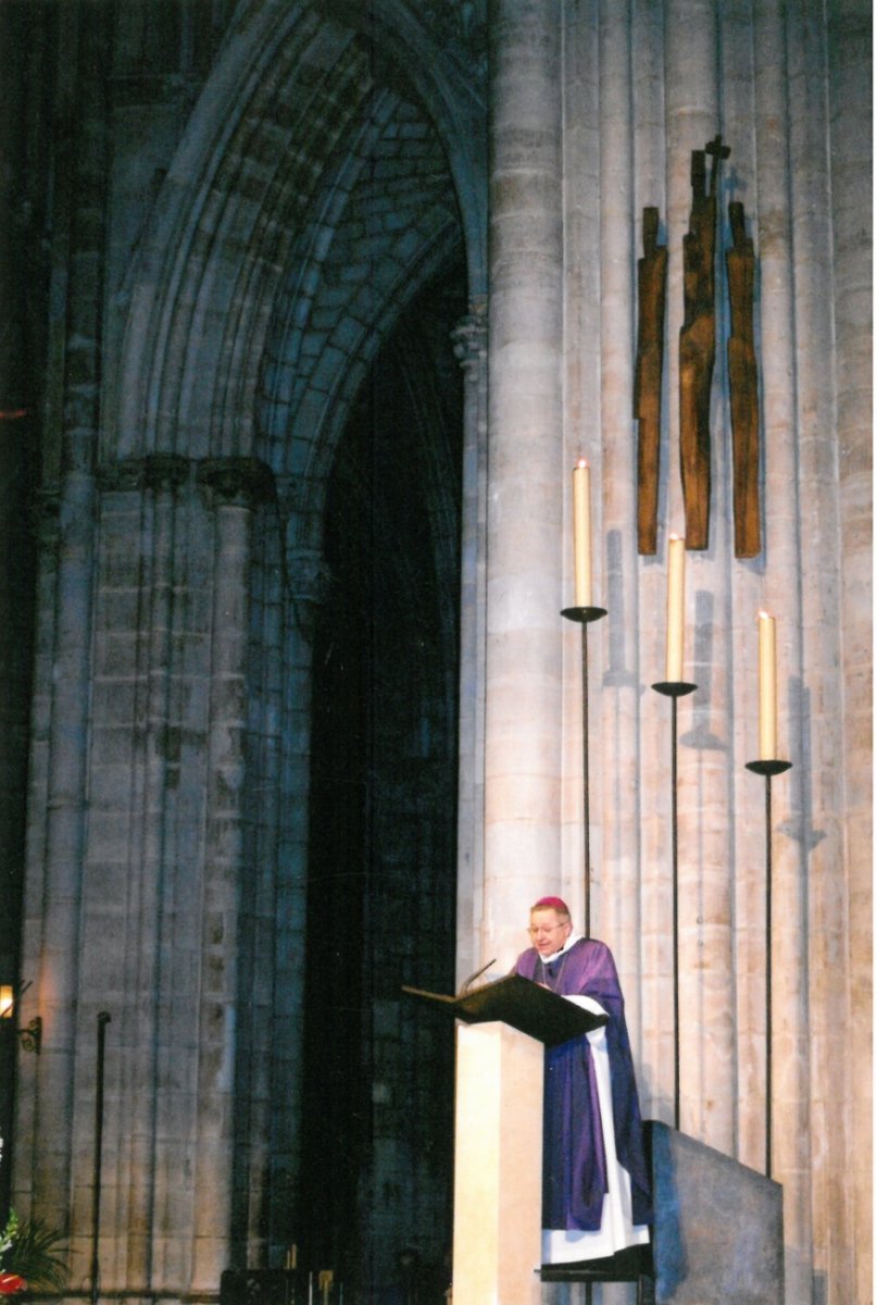 Homélie. 19h15. Après avoir lu l'Évangile (Jn 9, 1-41) lui-même, Mgr Vingt-Trois prononce sa première homélie d'archevêque de Paris. © Sylvain Sismondi.