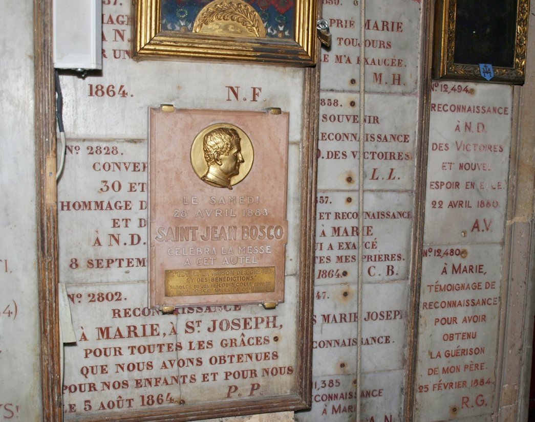 Plaque de Notre-Dame des Victoires. © C. D. A. S.