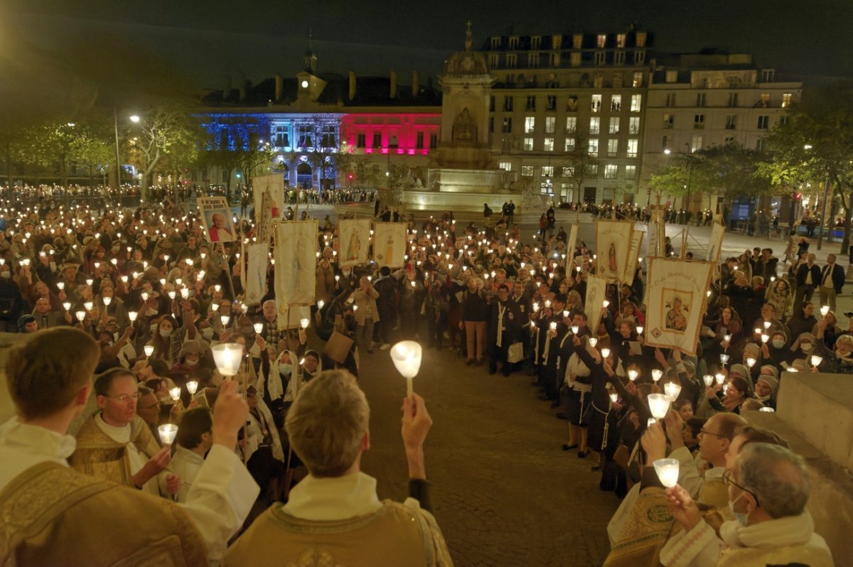 Procession mariale “Marcher avec Marie”. © Trung Hieu Do / Diocèse de Paris.