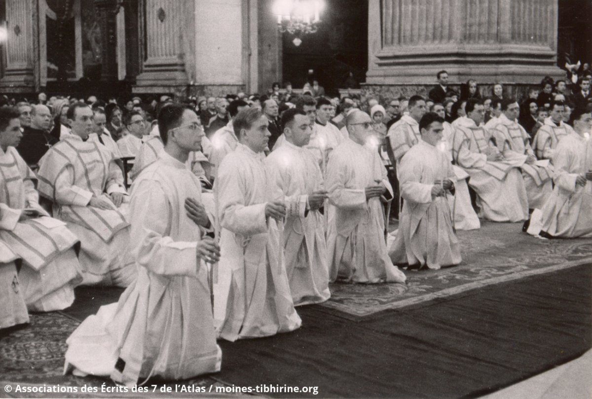 Ordination sacerdotale en l'église Saint-Sulpice à Paris le 21 mars 1964. © Association des Écrits des 7 de l'Atlas / moines-tibhirine.org / (…).