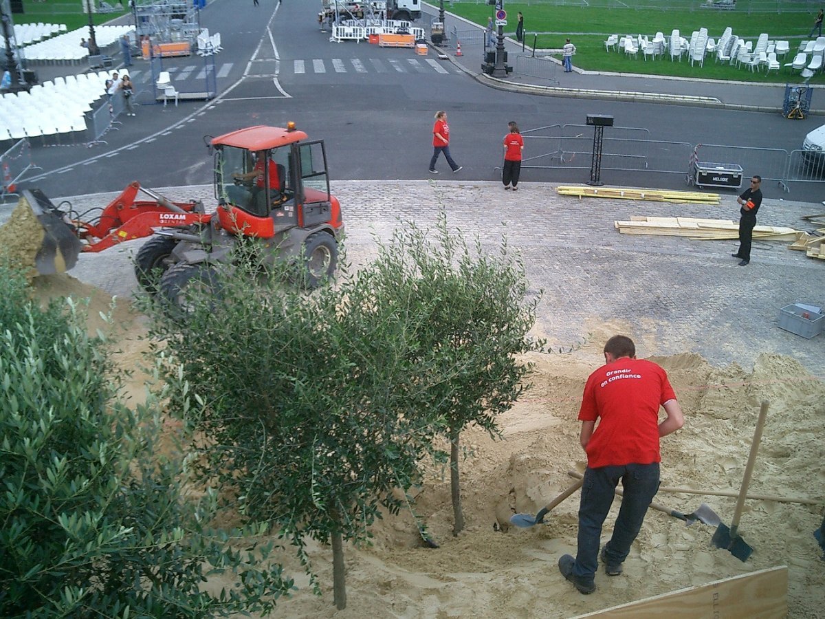 Septembre : Préparatifs de la visite de Benoît XVI. J-2 Installation du podium sur l'esplanade des Invalides avec les jeunes de la fondation d'Auteuil. 