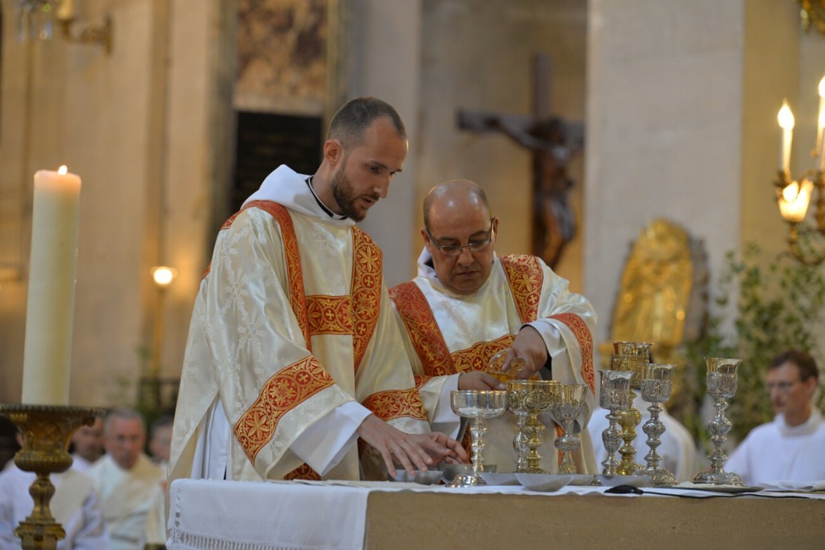 Ordinations diaconales en vue du sacerdoce 2019. Par Mgr Denis Jachiet, évêque auxiliaire de Paris, le 22 septembre 2019 à Saint-Paul-Saint-Louis. © Marie-Christine Bertin / Diocèse de Paris.