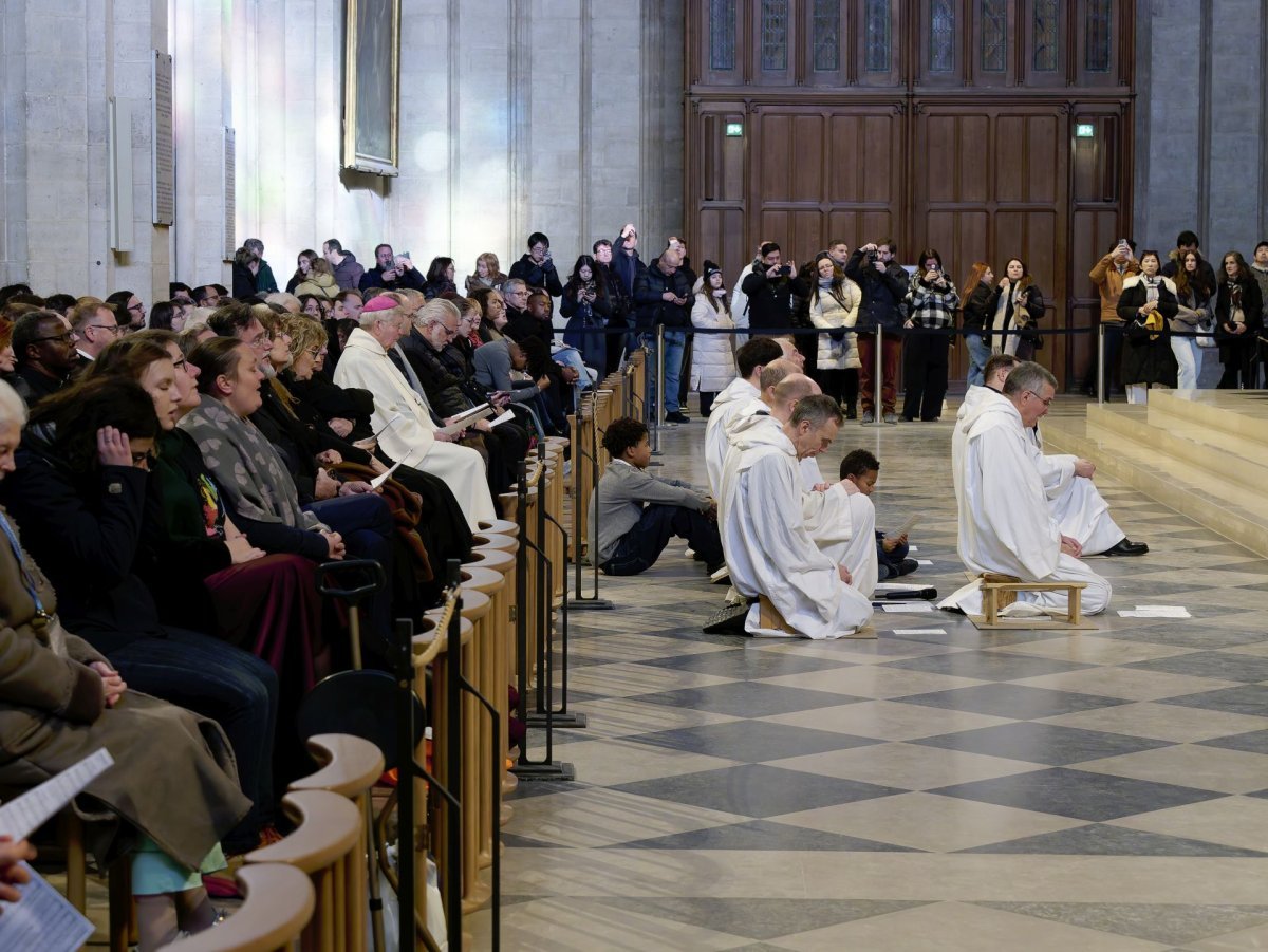 Prière du milieu du jour à Notre-Dame de Paris. © Yannick Boschat / Diocèse de Paris.