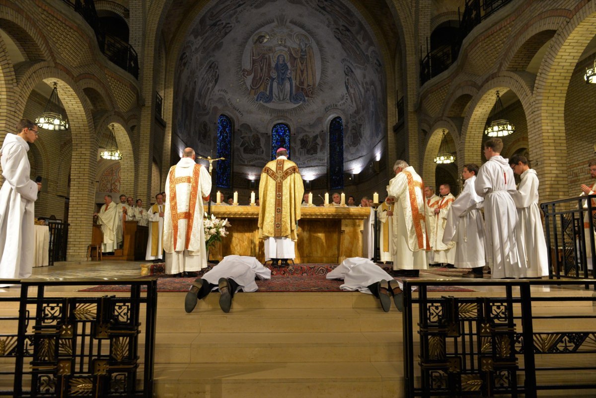 Ordinations d'Alexis et Jean-Basile Gras à Saint-Léon. © Marie-Christine Bertin.